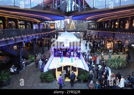 Kings Cross Club Curling, lustige Winteraktivitäten im Coal Drops Yard, Nord-London, Großbritannien Stockfoto