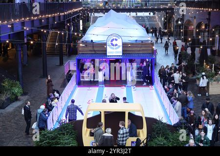 Kings Cross Club Curling, lustige Winteraktivitäten im Coal Drops Yard, Nord-London, Großbritannien Stockfoto