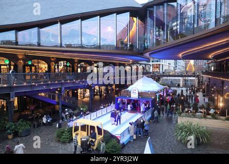 Kings Cross Club Curling, lustige Winteraktivitäten im Coal Drops Yard, Nord-London, Großbritannien Stockfoto