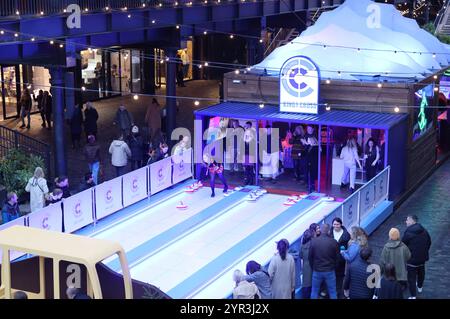 Kings Cross Club Curling, lustige Winteraktivitäten im Coal Drops Yard, Nord-London, Großbritannien Stockfoto