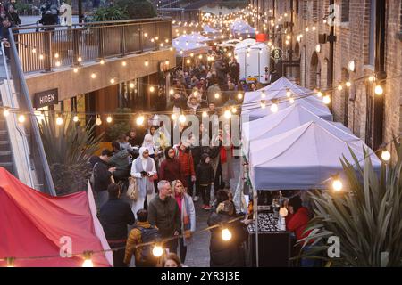 Der Weihnachtsmarkt in der Lower Stable Street in CDY, Kings Cross, North London, UK Stockfoto