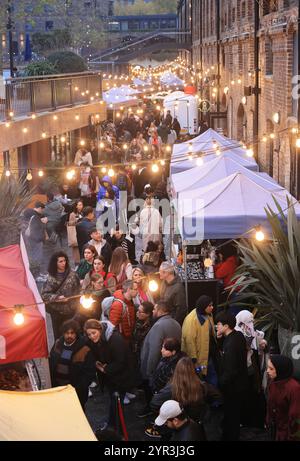 Der Weihnachtsmarkt in der Lower Stable Street in CDY, Kings Cross, North London, UK Stockfoto