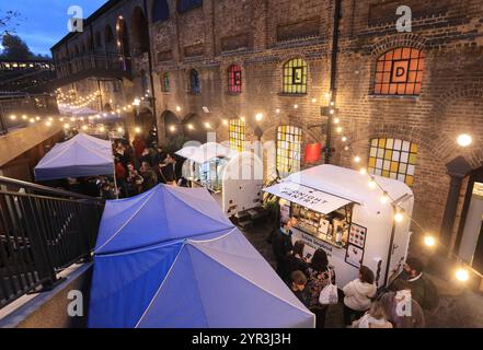 Der Weihnachtsmarkt in der Lower Stable Street in CDY, Kings Cross, North London, UK Stockfoto