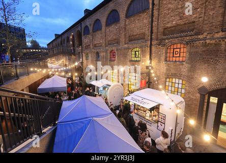 Der Weihnachtsmarkt in der Lower Stable Street in CDY, Kings Cross, North London, UK Stockfoto