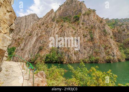 Friedlicher Ausflug auf dem ruhigen Matka See, umgeben von atemberaubenden Klippen und üppigem Grün des Matka Canyon in Mazedonien Stockfoto