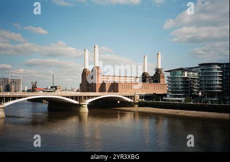 Battersea Power Station und Eisenbahnbrücke, London UK, vor der Sanierung, vom nördlichen Ufer der Themse Stockfoto