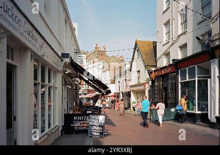 Hastings Old Town, East Sussex, Großbritannien, mit Blick auf die George Street, mit Geschäften und Cafés Stockfoto