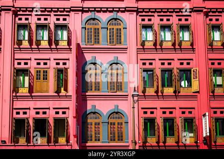 Singapur - 3. Juli 2024: Straßenlandschaft Terrassen Ladenfassade, Viertel Chinatown, historisches multikulturelles Reiseziel Stockfoto