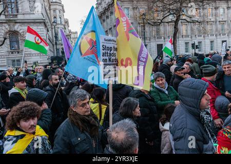 London, Großbritannien. Dezember 2024. Hunderte von Mitgliedern der kurdischen Gemeinde protestieren vor der Downing Street gegen die Festnahme von sieben Kurden, die angeblich mit der Kurdischen Arbeiterpartei (PKK) in Verbindung stehen, und gegen die Schließung des Kurdischen Gemeindezentrums (KCC). Die Metropolitan Police überfiel den KCC und nahm die Verhaftungen letzte Woche vor. Die PKK ist im Vereinigten Königreich seit 2001 verboten. Quelle: Mark Kerrison/Alamy Live News Stockfoto