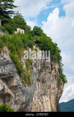 Haus auf einer steilen Klippe in der Nähe des Wallfahrtsortes Madonna della Corona in den süditalienischen Alpen, Veneto, Italien. Stockfoto