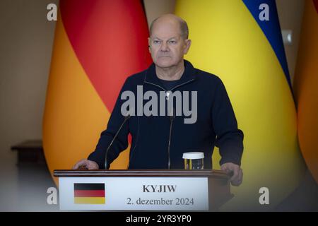 Bundeskanzler Olaf Scholz besuchte Praesident Wolodymyr Selenskyj in Kiew Bundeskanzler Olaf Scholz besuchte Praesident Wolodymyr Selenskyj in Kiew am 02.12.2024. Ukrainischer Präsident trifft sich mit Bundeskanzler. Foto:das Präsidialbüro der Ukraine über die SVEN SIMON Fotoagentur GmbH & Co. Pressefoto KG Prinzess-Luise-Str.. 41 45479 M u e l h e i m / R u h r Tel. 0208/9413250 Fax. 0208/9413260 GLS Bank BLZ 430 609 67 Kto. 4030 025 100 IBAN DE75 4306 0967 4030 0251 00 BIC GENODEM1GLS www.svensimon.net Kiew Ukraine *** Bundeskanzler Olaf Scholz besucht Präsident Wolodymyr Selenskyj Stockfoto