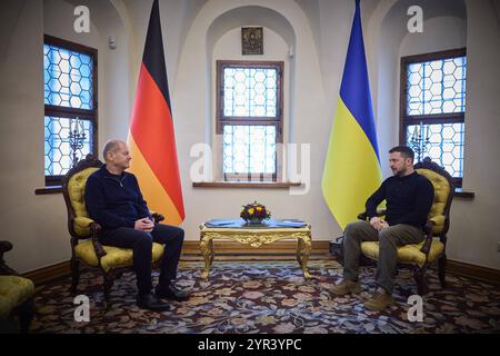 Bundeskanzler Olaf Scholz besuchte Praesident Wolodymyr Selenskyj in Kiew Bundeskanzler Olaf Scholz besuchte Praesident Wolodymyr Selenskyj in Kiew am 02.12.2024. Ukrainischer Präsident trifft sich mit Bundeskanzler. Foto:das Präsidialbüro der Ukraine über die SVEN SIMON Fotoagentur GmbH & Co. Pressefoto KG Prinzess-Luise-Str.. 41 45479 M u e l h e i m / R u h r Tel. 0208/9413250 Fax. 0208/9413260 GLS Bank BLZ 430 609 67 Kto. 4030 025 100 IBAN DE75 4306 0967 4030 0251 00 BIC GENODEM1GLS www.svensimon.net Kiew Ukraine *** Bundeskanzler Olaf Scholz besucht Präsident Wolodymyr Selenskyj Stockfoto