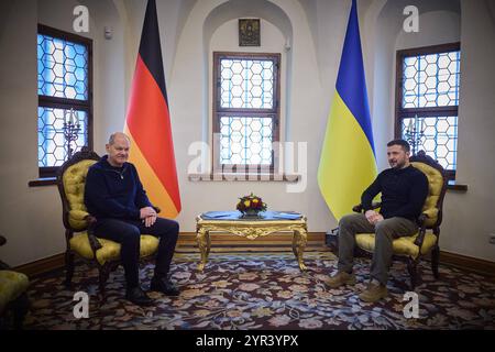 Bundeskanzler Olaf Scholz besuchte Praesident Wolodymyr Selenskyj in Kiew Bundeskanzler Olaf Scholz besuchte Praesident Wolodymyr Selenskyj in Kiew am 02.12.2024. Ukrainischer Präsident trifft sich mit Bundeskanzler. Foto:das Präsidialbüro der Ukraine über die SVEN SIMON Fotoagentur GmbH & Co. Pressefoto KG Prinzess-Luise-Str.. 41 45479 M u e l h e i m / R u h r Tel. 0208/9413250 Fax. 0208/9413260 GLS Bank BLZ 430 609 67 Kto. 4030 025 100 IBAN DE75 4306 0967 4030 0251 00 BIC GENODEM1GLS www.svensimon.net Kiew Ukraine *** Bundeskanzler Olaf Scholz besucht Präsident Wolodymyr Selenskyj Stockfoto