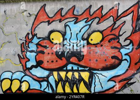 Wunderschöne, lebendige Zeichnungen und Tierbilder auf einer bräunlich-grauen Betonwand. Graffiti, ein großer Kopf, die Mündung eines Tigers mit Blau, Grau. Stockfoto