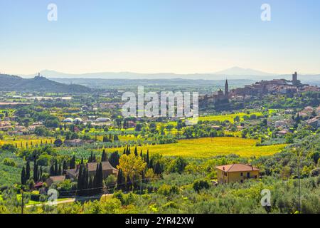 Blick auf die historische Stadt Castiglion Fiorentino und das Val di Chiana... Schloss Montecchio im Hintergrund links. Provinz Arezzo, Toskana Re Stockfoto