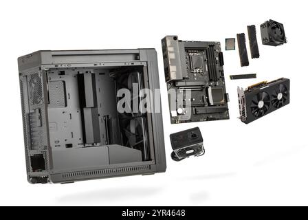 Hauptkomponenten von Computer, Studio-Shooting-Teile für den Bau von Desktop-PCs isoliert auf weißem Hintergrund. Großes Gehäuse, Mainboard, CPU, Speicher, Kühler, SSD Stockfoto