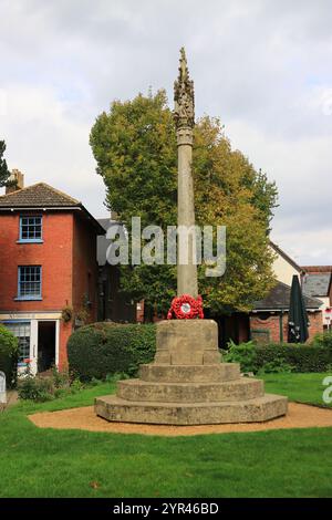 Wimborne Minster, Dorset, England. 4. Oktober 2024. Farbansicht des war Memorial auf Minster Green mit Mohnkranz. Stockfoto