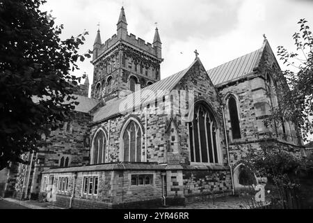 Wimborne Minster, Dorset, England. 4. Oktober 2024. Wimborne Minster, eine sächsische Kirche mit normannischer und gotischer Architektur: Graustufenansicht mit zwei Seiten der Kirche. Stockfoto