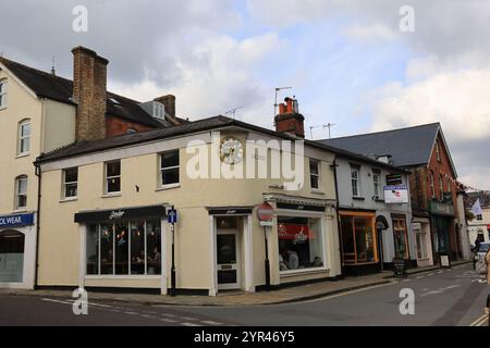 Wimborne Minster, Dorset, England. 4. Oktober 2024. Farbblick auf den Sonder Coffee Shop an der Ecke der High Street. Stockfoto