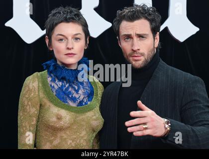 Berlin, Deutschland. Dezember 2024. Die Schauspieler Emma Corrin und Aaron Taylor-Johnson nehmen an der Uraufführung des Films „Nosferatu – die Untoten“ im Zoo Palast Teil. Quelle: Jens Kalaene/dpa/Alamy Live News Stockfoto