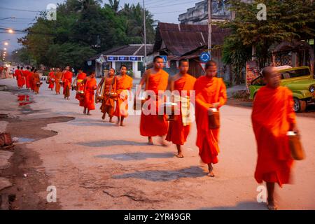 Luang Prabang, Laos – 9. April 2011: Die morgendliche Prozession der Mönche, beginnend um ca. 30 Uhr: Mönche und Novizen in Safrangewand steigen auf Stockfoto