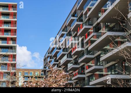 Moderne Apartments mit Glasbalkonen und roten Akzenten Stockfoto