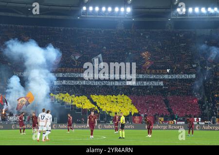 Roma, Italien. Dezember 2024. Banner während des EniLive-Fußballspiels der Serie A zwischen Roma und Atalanta im Olympiastadion in Rom, Italien - Montag, 2. Dezember 2024 - Sport Soccer (Foto: Alfredo Falcone/LaPresse) Credit: LaPresse/Alamy Live News Stockfoto