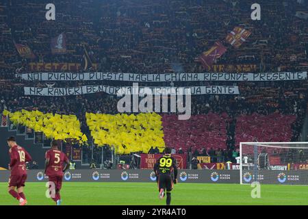 Roma, Italien. Dezember 2024. Banner während des EniLive-Fußballspiels der Serie A zwischen Roma und Atalanta im Olympiastadion in Rom, Italien - Montag, 2. Dezember 2024 - Sport Soccer (Foto: Alfredo Falcone/LaPresse) Credit: LaPresse/Alamy Live News Stockfoto