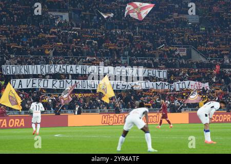 Roma, Italien. Dezember 2024. Banner während des EniLive-Fußballspiels der Serie A zwischen Roma und Atalanta im Olympiastadion in Rom, Italien - Montag, 2. Dezember 2024 - Sport Soccer (Foto: Alfredo Falcone/LaPresse) Credit: LaPresse/Alamy Live News Stockfoto