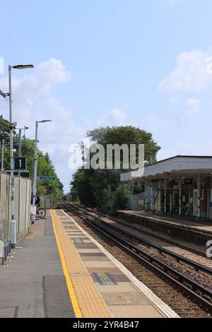 Emsworth, Hampshire, England. 26. August 2024. Farbansicht mit einem Teil beider Bahnsteige am Bahnhof Emsworth. Stockfoto