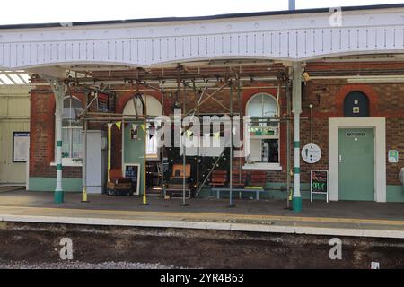 Emsworth, Hampshire, England. 26. August 2024. Farbblick auf die Cafeteria am Bahnsteig 1 im Bahnhof Emsworth, die Vorderseite ist durch ein Gerüst verdeckt. Stockfoto