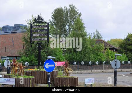 Emsworth, Hampshire, England. 26. August 2024. „Welcome to Historic Emsworth“, ein Schild, das Autofahrer begrüßt. Stockfoto