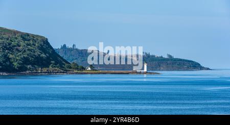 Panoramablick auf den Leuchtturm Rubha nan Gall nördlich von Tobermory auf der Isle of Mull neben dem Sound of Mull in Argyll and Bute, Schottland, Großbritannien Stockfoto