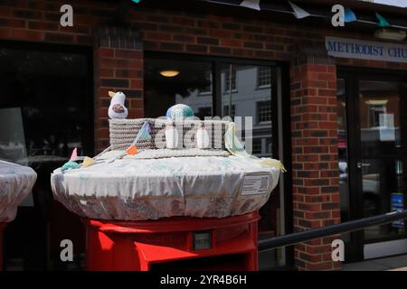 Emsworth, Hampshire, England. 26. August 2024. Ein gestricktes Display auf einem Postkarton. Stockfoto