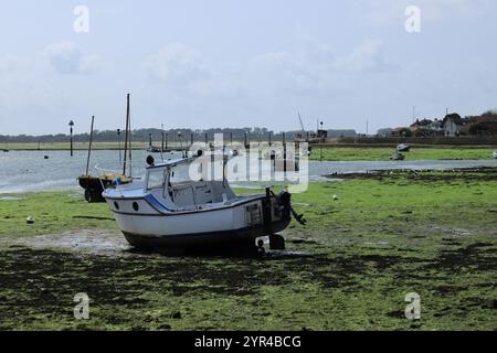 Emsworth, Hampshire, England. 26. August 2024. Nahaufnahme eines kleinen Bootes im Hafen bei Ebbe. Stockfoto