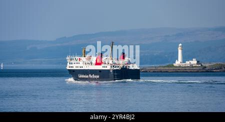 Die CalMac Fähre mit der Isle of Lewes vorbei am Lismore Lighthouse auf der Strecke von Oban nach Castlebay auf der Insel Barra in Argyll and Bute, Schottland, Großbritannien Stockfoto