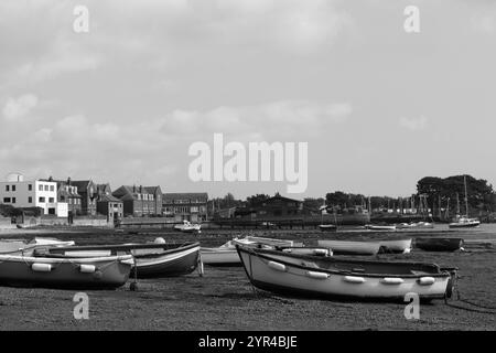 Emsworth, Hampshire, England. 26. August 2024. Graustufen, Boote im Hafen bei Ebbe. Stockfoto