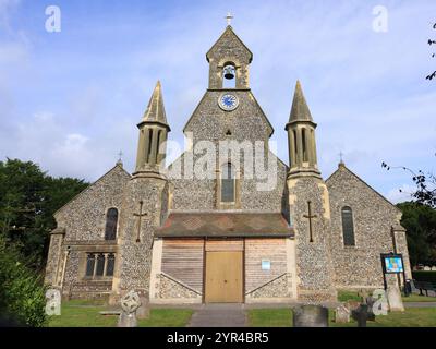 Emsworth, Hampshire, England. 26. August 2024. Farbblick auf Turm und Uhr, St. James Church, Emsworth. Stockfoto