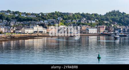 Panoramablick auf die Küste von Oban, mit dem McCaig’s Tower auf Battery Hill mit Blick auf die Stadt, in Oban, Argyll and Bute, Schottland, Großbritannien Stockfoto