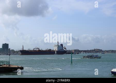 Gosport, Hampshire, England. 26. August 2024. Die Cumbrian Fisher, ein Schiff für Chemikalien und Ölprodukte, dockte vor der Gosport-Küste an. Stockfoto