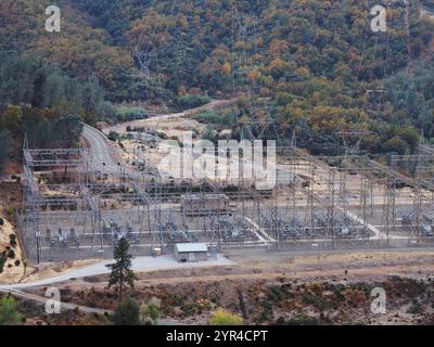 Elektrizitätsunterwerk am Shasta Dam. Stockfoto