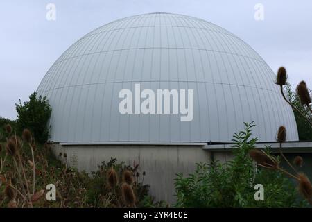 Winchester Science Centre and Planetarium, Winchester, England. 31. August 2024. Eine hauchnahe Sicht auf das weiße KuppelPlanetarium. Stockfoto