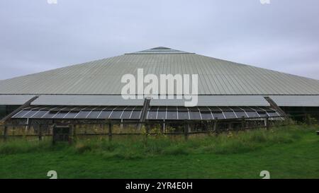 Winchester Science Centre and Planetarium, Winchester, England. 31. August 2024. Weitwinkel, Farbansicht des pyramidenförmigen Wissenschaftszentrums. Stockfoto