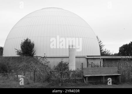 Winchester Science Centre and Planetarium, Winchester, England. 31. August 2024. Graustufen, Nahansicht der Kuppel, in der sich das Planetarium befindet. Stockfoto