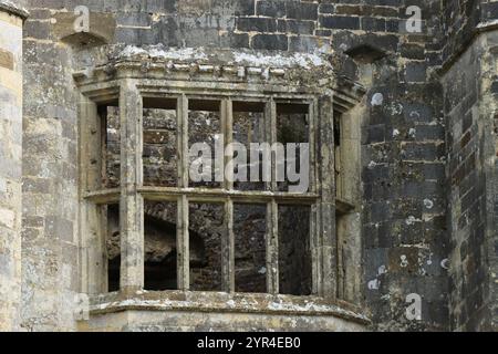 Titchfield Abbey, Hampshire, England. August 2024. Ein zwölfteiliges mittelalterliches Erkerfenster. Stockfoto