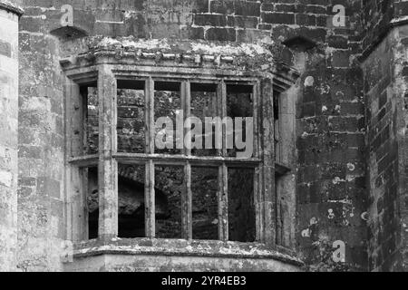 Titchfield Abbey, Hampshire, England. August 2024. Graustufen, ein mittelalterliches Erkerfenster. Stockfoto