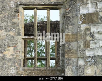 Titchfield Abbey, Hampshire, England. August 2024. Steinmauer der Abtei mit mittelalterlichem Fenster, kein Glas. Stockfoto