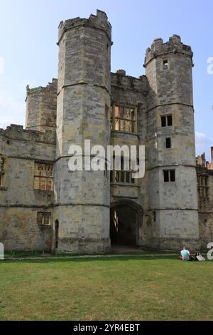 Titchfield Abbey, Hampshire, England. August 2024. Das Tor zu den Ruinen unter blauem Himmel. Stockfoto