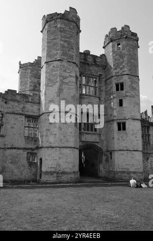 Titchfield Abbey, Hampshire, England. August 2024. Graustufenansicht der Türme und des Eingangs zur Ruine der Abtei. Stockfoto