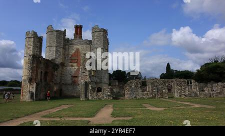 Titchfield Abbey, Hampshire, England. August 2024. Die Abtei an einem Sommertag mit blauem Himmel und Wolken darüber. Stockfoto